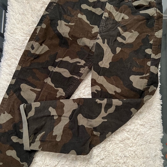 🖤Host Pick🖤 NWOT American eagle, camo corduroy, Mom Jeans. - Picture 2 of 5